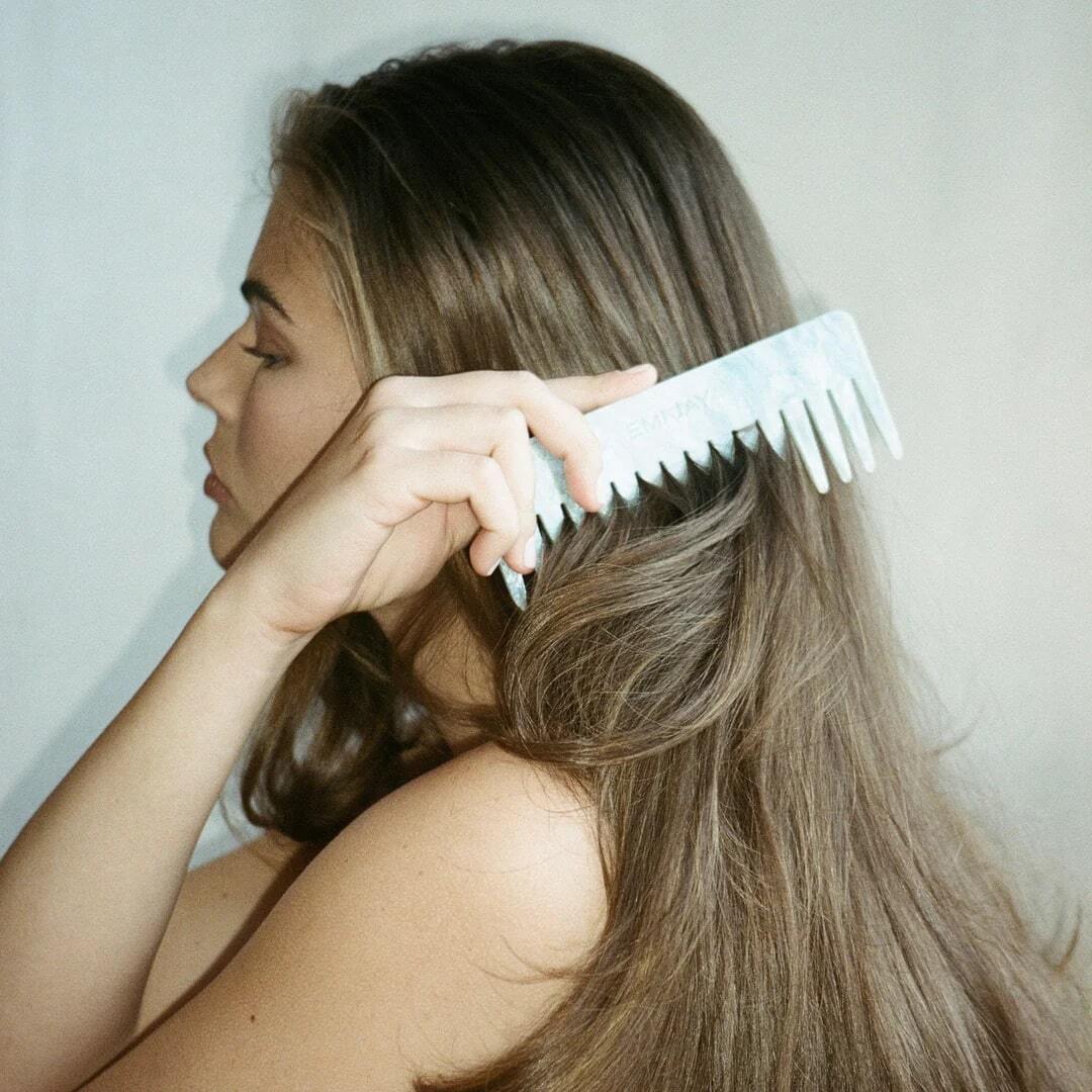 DETANGLING COMB