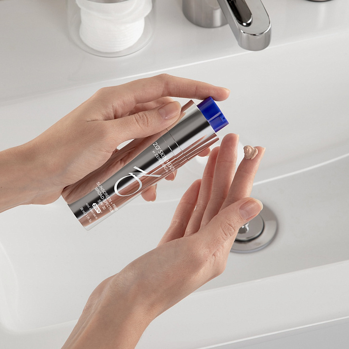 SUNSCREEN + PRIMER BROAD-SPECTRUM SPF 30