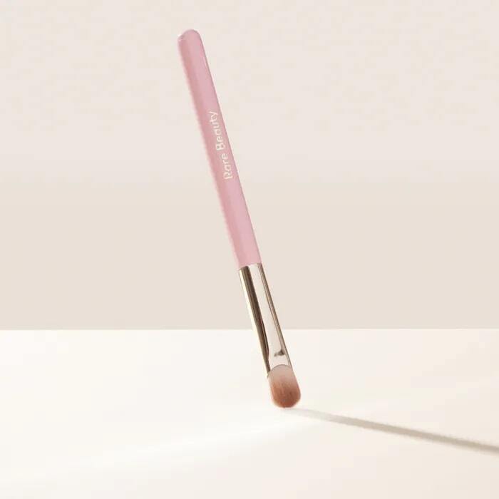 STAY VULNERABLE ALL-OVER EYESHADOW BRUSH